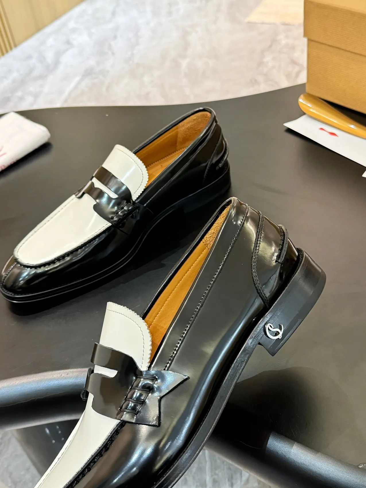 Batch 1080 yuan 💰CL～High-end men’s 👔casual loafers with red soles! ••🆑Genuine and top-quality goods from original orders ••✅💯 Purchase goods from top-quality original orders! Original imported patterned cowhide➕Imported cowhide lining➕Cowhide feet➕Original leather outsole~Size: 39-44 (38, 45.46.47 can be customized)